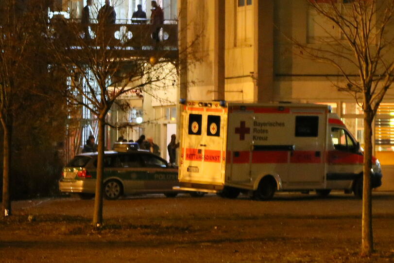 Polizei und Rettung im Flüchtlingsheim. Die Bilder von der Einsatz-Nacht.