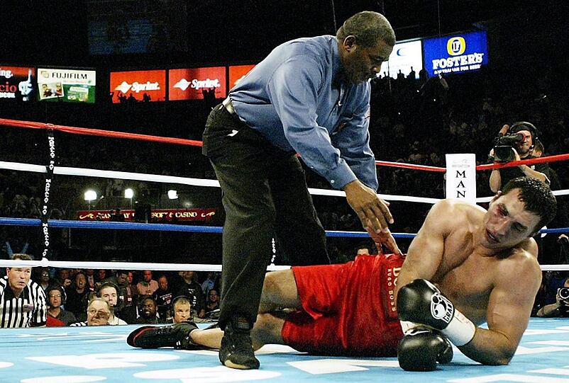 Klitschko am Boden: Er verliert gegen Lamon Brewster.