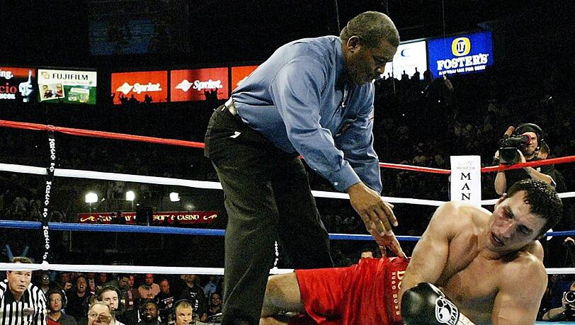 Klitschko am Boden: Er verliert gegen Lamon Brewster. Klitschko am Boden: Er verliert gegen Lamon Brewster.