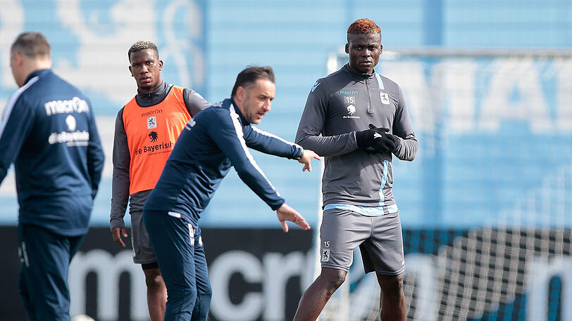 Trainer Vitor Pereira (m.) im Gespräch mit Frank Boya (r.). Lucas Ribamar beobachtet aufmerksam.