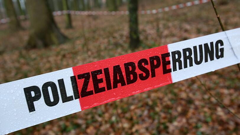 Ein bislang flüchtiger Täter misshandelte seine Frau in einem Waldstück im unterfränkischen Mömlingen.