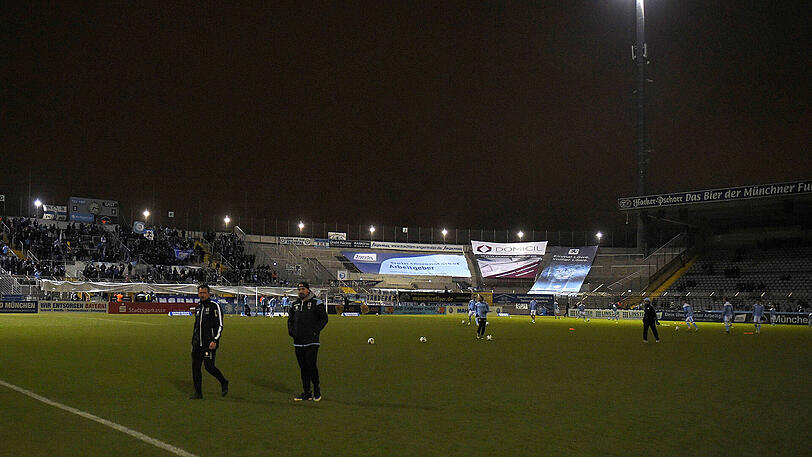 Dunkel war's, der Mond schien helle... Das Grünwalder Stadion am Montag.