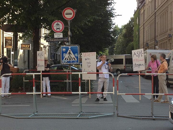 Verhärtete Fronten auf der Schwanthalerstraße: Am Gewerkschaftshaus der DGB demonstrieren Menschen lautstark für und gegen den Verbleib der Non-Citizens.