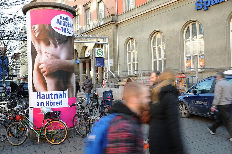 235 Plakate mit der Radio Arabella-Kampagne zieren derzeit die Stadt, hier eine Litfaßsäule am Hauptbahnhof.
