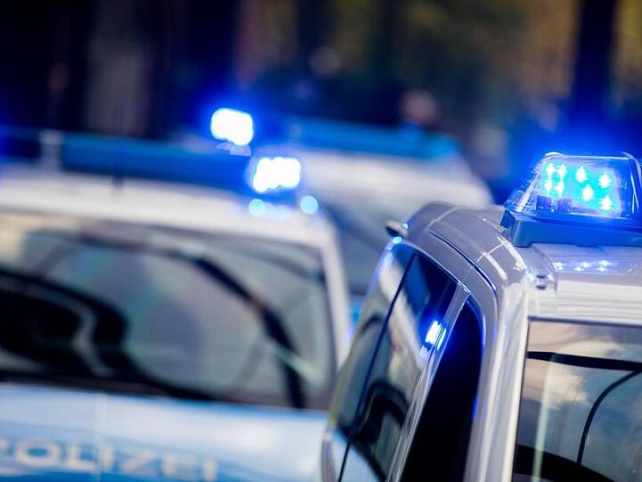 Polizeifahrzeuge mit eingeschaltetem Blaulicht. Foto: Rolf Vennenbernd/Archivbild