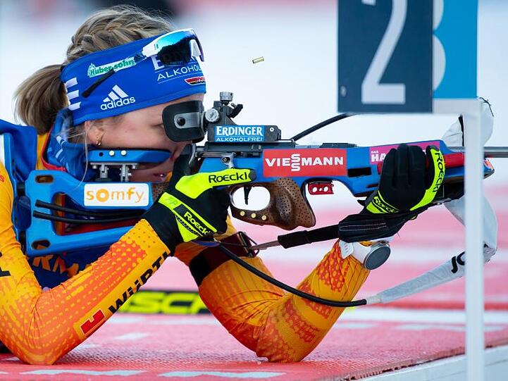 Landete beim Comeback auf Rang 14: Franziska Preuß beim Schießen im liegend Anschlag.