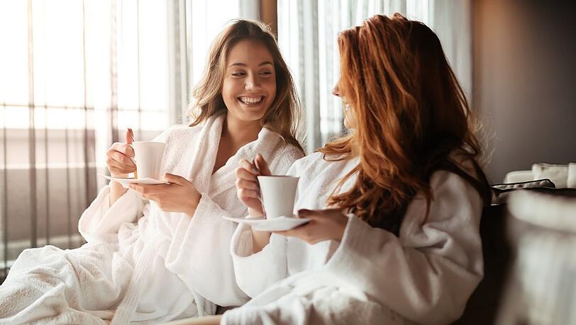 Geschenkidee: Über einen gemeinsamen Wellness-Tag freut sich vermutlich jeder Beauty-Fan zu Weihnachten.