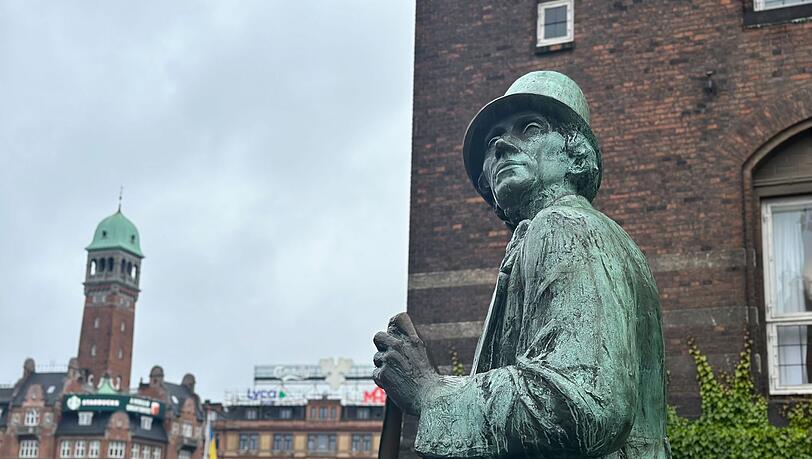 Eine Statue zu Ehren des dänischen Nationaldichters H.C. Andersen steht vor dem Rathaus von Kopenhagen.