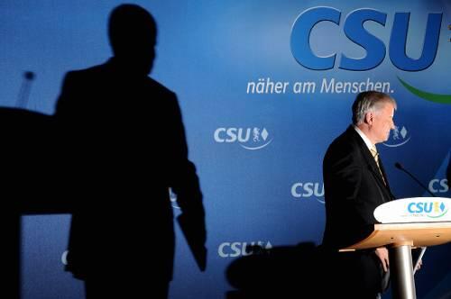 Seehofer wirft große Schatten: auf  seinen Lebenslauf.