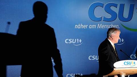 Seehofer wirft große Schatten: auf  seinen Lebenslauf.
