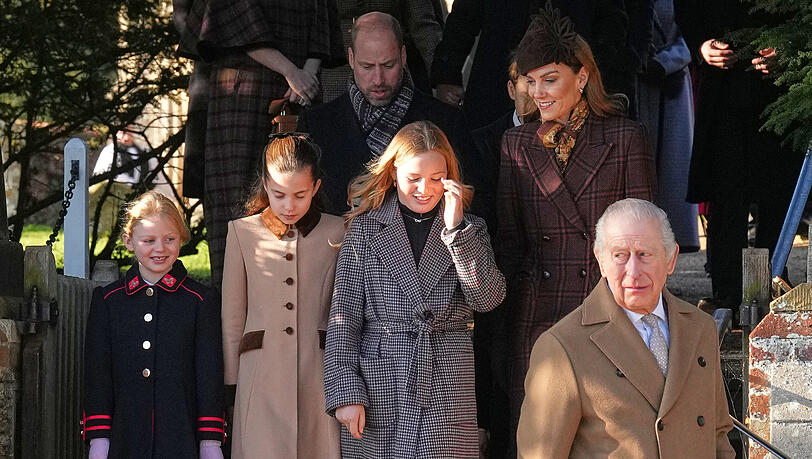 Gro&szlig;britanniens K&ouml;nig Charles III. (r) verl&auml;sst mit Lena Tindall (l-r), Prinzessin Charlotte, Prinz William, Mia Tindall und Kate, der Prinzessin von Wales, die Kirche St. Mary Magdalene nach dem Weihnachtsgottesdienst.