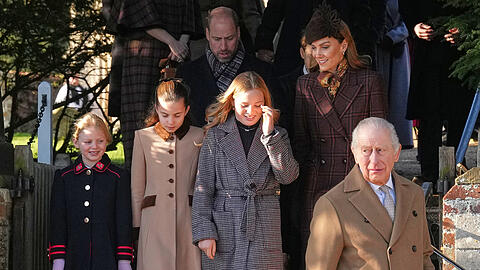 Gro&szlig;britanniens K&ouml;nig Charles III. (r) verl&auml;sst mit Lena Tindall (l-r), Prinzessin Charlotte, Prinz William, Mia Tindall und Kate, der Prinzessin von Wales, die Kirche St. Mary Magdalene nach dem Weihnachtsgottesdienst.