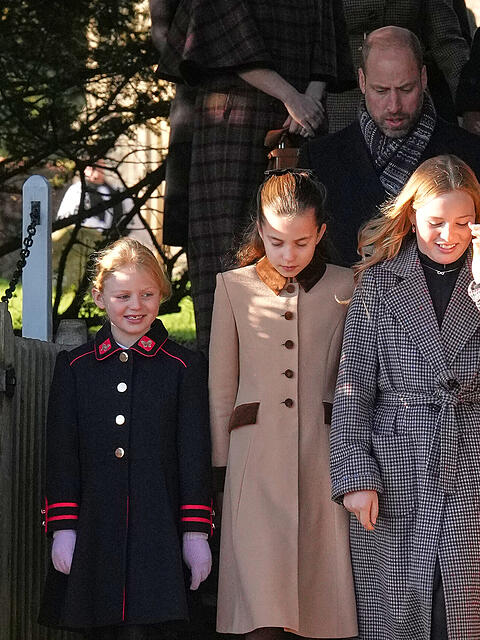 Gro&szlig;britanniens K&ouml;nig Charles III. (r) verl&auml;sst mit Lena Tindall (l-r), Prinzessin Charlotte, Prinz William, Mia Tindall und Kate, der Prinzessin von Wales, die Kirche St. Mary Magdalene nach dem Weihnachtsgottesdienst.