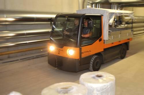 &bdquo;Breit wie eine Autobahn&ldquo;, sagt Klinik-Chef Estelmann, seien die unterirdischen Versorgungs-Tunnels. Durch den Süd-Tunnel fahren bereits Elektro-Fahrzeuge.