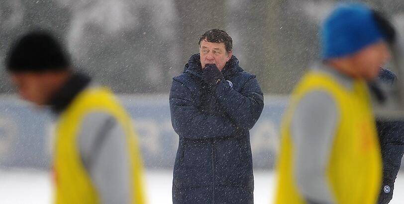 Zunächst geht es darum, am Samstag beim FC Augsburg nach sechs Pleiten in diesem Jahr erstmals wieder ein Erfolgserlebnis zu feiern. Rehhagel wird dann zum 821. Mal als Trainer bei einem Bundesligaspiel an der Seitenlinie stehen.