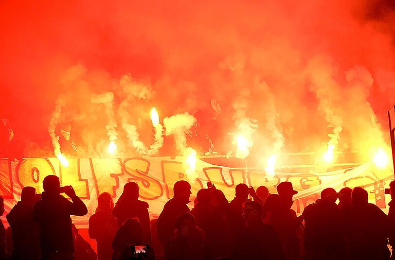 Am 24. Bundesliga-Spieltag zünden Wolfsburer Fans während der Partie des VfL gegen Hannover 96 Feuerwerk und Raketen.