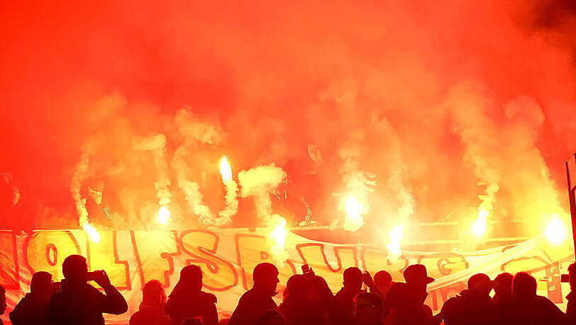 Am 24. Bundesliga-Spieltag zünden Wolfsburer Fans während der Partie des VfL gegen Hannover 96 Feuerwerk und Raketen. Am 24. Bundesliga-Spieltag zünden Wolfsburer Fans während der Partie des VfL gegen Hannover 96 Feuerwerk und Raketen.