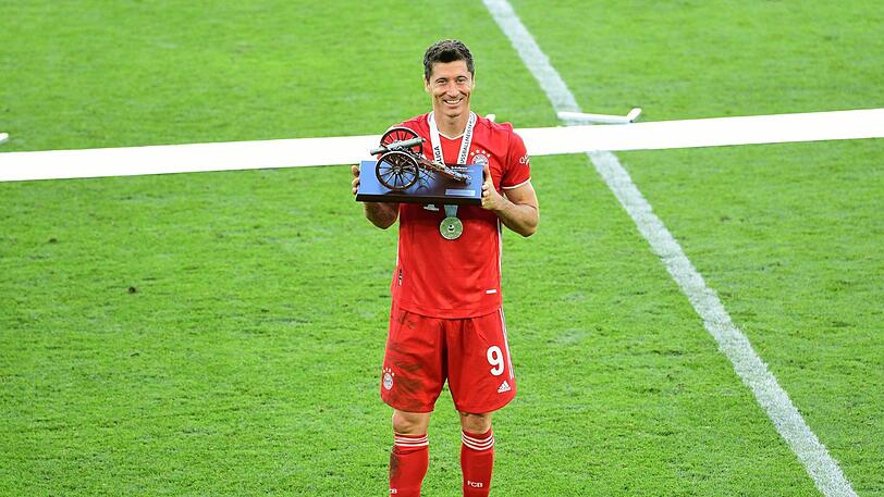Goalgetter Robert Lewandowski darf sich über eine persönliche Ehrung freuen: Aufgrund seiner unglaublichen 34 Saisontore bekommt der Pole die Torjäger-Kanone überreicht.