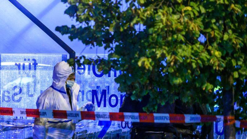 Einsatzkräfte der Polizei stehen auf einem Parkplatz neben einem Supermarkt, vor dem Schüsse gefallen sind. Foto: Armin Weigel/dpa Einsatzkräfte der Polizei stehen auf einem Parkplatz neben einem Supermarkt, vor dem Schüsse gefallen sind. Foto: Armin Weigel/dpa