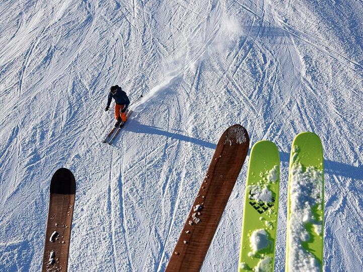 Ein Skifahrer fährt bei Sonnenschein auf der Piste. Foto: Angelika Warmuth/dpa/Archivbild
