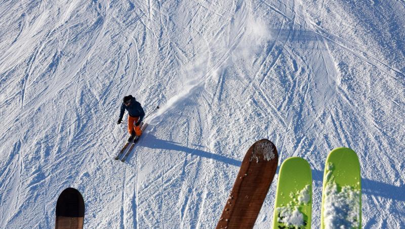 Ein Skifahrer fährt bei Sonnenschein auf der Piste. Foto: Angelika Warmuth/dpa/Archivbild Ein Skifahrer fährt bei Sonnenschein auf der Piste. Foto: Angelika Warmuth/dpa/Archivbild