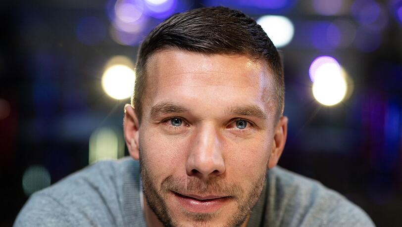 Der frühere Nationalspieler Lukas Podolski hat seinen Vertrag beim polnischen Erstligisten Gornik Zabrze gerade um ein Jahr verlängert.