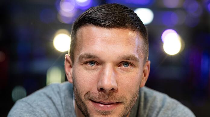Der frühere Nationalspieler Lukas Podolski hat seinen Vertrag beim polnischen Erstligisten Gornik Zabrze gerade um ein Jahr verlängert.