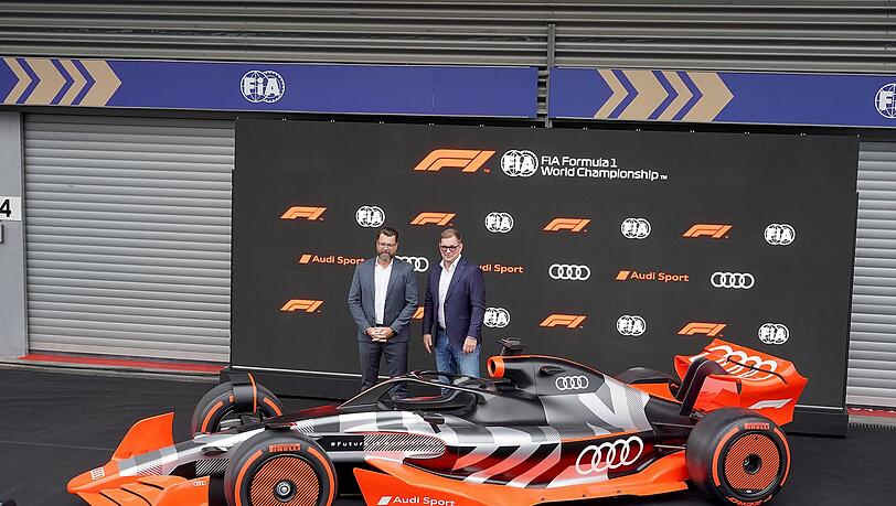Audi-Vorstandschef Markus Duesmann (r)und Audi-CTO Oliver Hoffmann bei einem Fototermin.