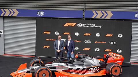 Audi-Vorstandschef Markus Duesmann (r)und Audi-CTO Oliver Hoffmann bei einem Fototermin.
