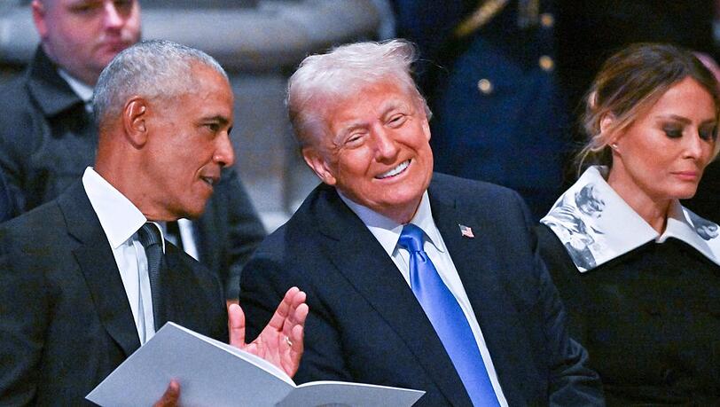 Barack Obama und Donald Trump bei der Trauerfeier für Jimmy Carter. Ehefrau Melania sitzt neben dem künftigen US-Präsidenten.