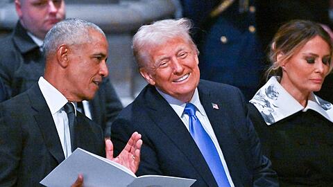 Barack Obama und Donald Trump bei der Trauerfeier für Jimmy Carter. Ehefrau Melania sitzt neben dem künftigen US-Präsidenten.