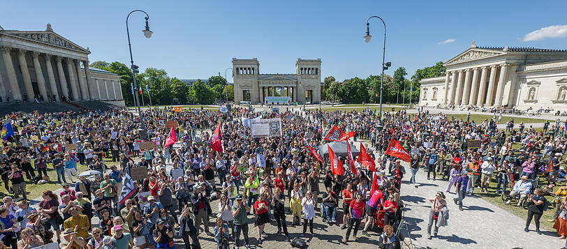 Zahlreiche Demonstranten haben sich bei einer Demonstration im Rahmen eines bundesweiten Aktionstags unter dem Motto "Keine Ausreden mehr - AfD-Verbot jetzt!" am Königsplatz versammelt. Dazu aufgerufen haben das Bündnis "Zusammen gegen rechts" gemeinsam mit der Kampagne "AfD-Verbot-jetzt" und weiteren zivilgesellschaftlichen Organisationen.