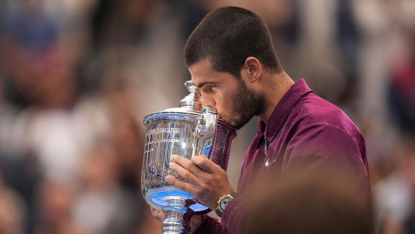 Ein Küsschen für den Pokal: Alcaraz ist neuer US-Open-Champion.