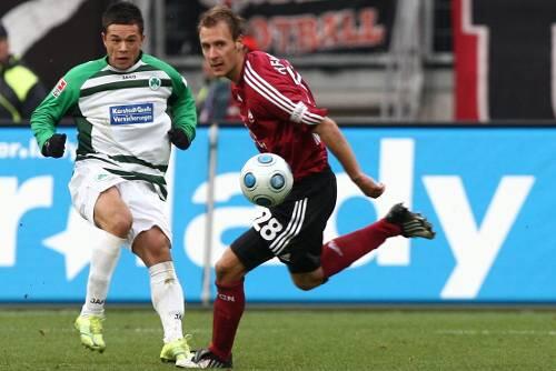 Vom Präsident unter Druck gesetzt: Stephan Schröck (links, im Duell mit Nürnbergs Dominik Reinhardt) soll endlich Stammspieler werden.