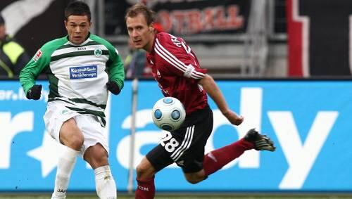 Vom Präsident unter Druck gesetzt: Stephan Schröck (links, im Duell mit Nürnbergs Dominik Reinhardt) soll endlich Stammspieler werden. Vom Präsident unter Druck gesetzt: Stephan Schröck (links, im Duell mit Nürnbergs Dominik Reinhardt) soll endlich Stammspieler werden.