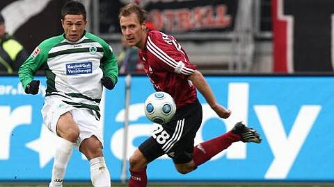 Vom Präsident unter Druck gesetzt: Stephan Schröck (links, im Duell mit Nürnbergs Dominik Reinhardt) soll endlich Stammspieler werden.