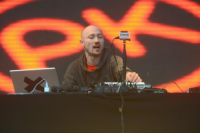 Wolkenbruch und Matsch statt "sky" und "sand" - trotzdem feiern am Sonntag 20.000 Fans den Berliner DJ Paul Kalkbrenner am Königsplatz.