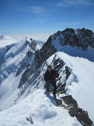 Die Gifpelmosher erklimmen hohe Berge um sie zu bemoshen, denn: &bdquo;Richtig gute Metalmusik ist gigantisch und mystisch &ndash; so wie auch die Berge sind.&ldquo; Die kuriosen Fotos von den Gipfelmoshern.