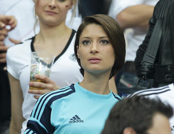 Auch die Nummer Eins im deutschen Tor, Manuel Neuer, hat einen Volltreffer gelandet: die hübsche Kathrin Gilch ist seine Freundin!