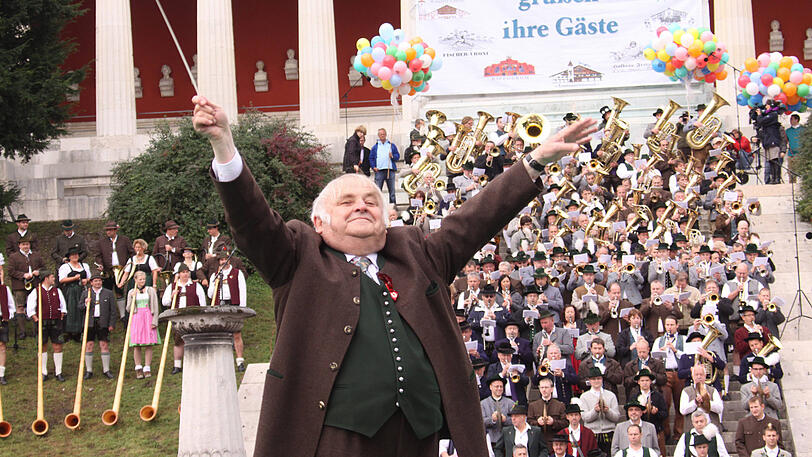 Richard Süßmeier dirigiert 2010 leidenschaftlich das Standkonzert auf der Theresienwiese.