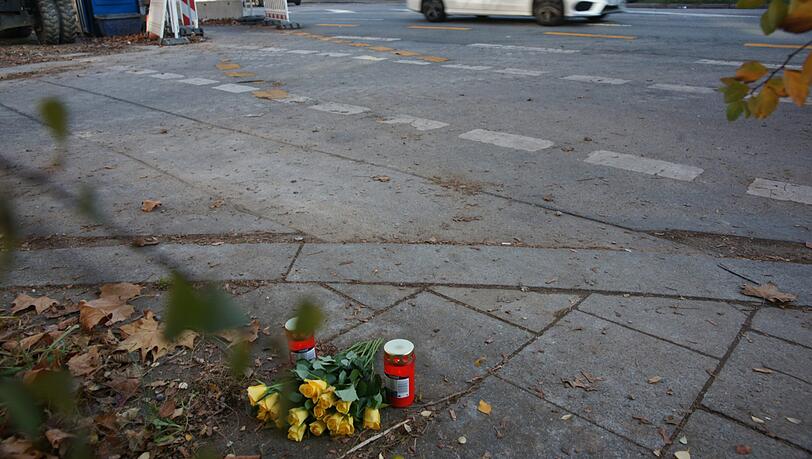 Die Unfall-Kreuzung am Tag danach: An der Chiemgaustraße Ecke Scharfreiterplatz ist am Mittwochabend eine junge Frau bei einem Unfall tödlich verletzt worden. Menschen haben vor Ort Blumen und Kerzen abgelegt. Die Unfall-Kreuzung am Tag danach: An der Chiemgaustraße Ecke Scharfreiterplatz ist am Mittwochabend eine junge Frau bei einem Unfall tödlich verletzt worden. Menschen haben vor Ort Blumen und Kerzen abgelegt.