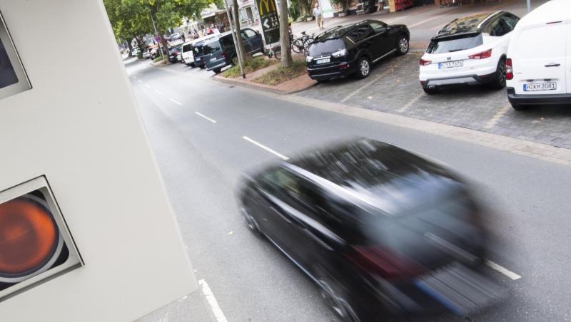 Ein kombiniertes Gerät für die Rotlicht- und Geschwindigkeitsmessung steht an der Hildesheimer Straße in Hannover. Ein kombiniertes Gerät für die Rotlicht- und Geschwindigkeitsmessung steht an der Hildesheimer Straße in Hannover.