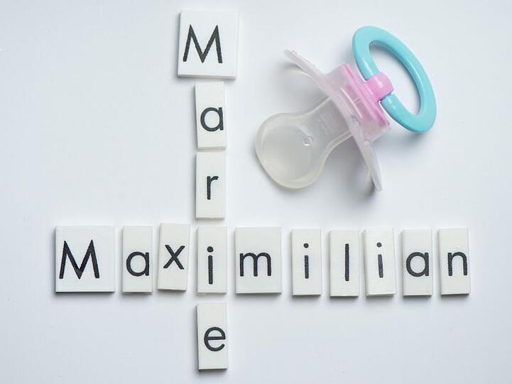 Buchstabenmagnete bilden die Vornamen Maximilian und Marie.