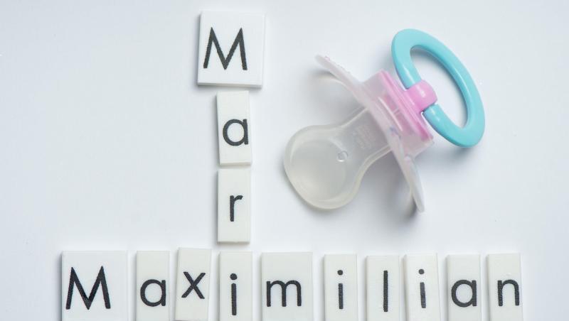 Buchstabenmagnete bilden die Vornamen Maximilian und Marie. Buchstabenmagnete bilden die Vornamen Maximilian und Marie.