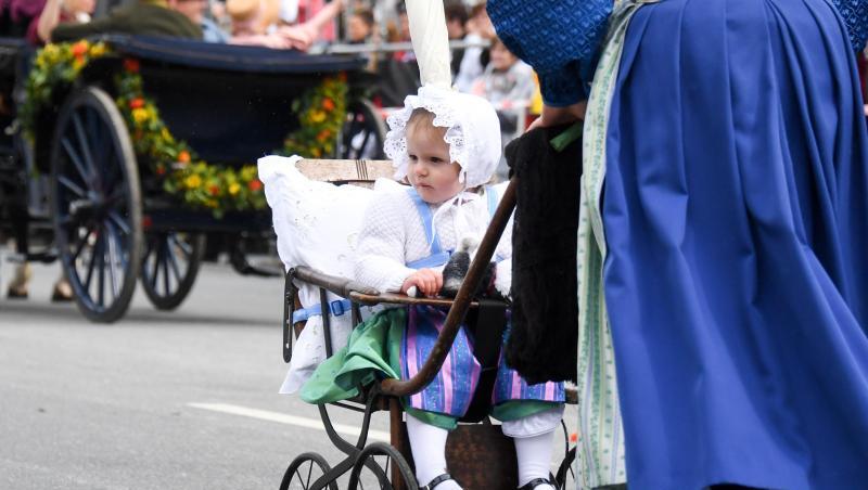 Ein Kind im historischen Outfit und einem ebensolchen Kinderwagen wird geschoben. Foto: Tobias Hase/Archiv Ein Kind im historischen Outfit und einem ebensolchen Kinderwagen wird geschoben. Foto: Tobias Hase/Archiv