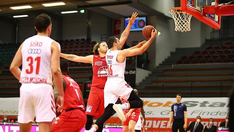 Paul Zipser zieht gegen die Jobstairs Gießen 46ers zum Korb.
