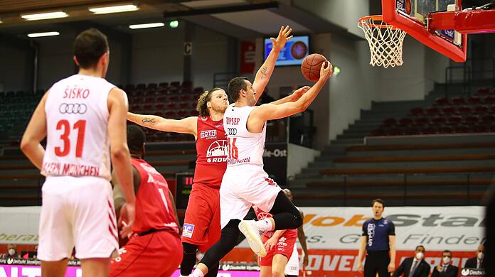 Paul Zipser zieht gegen die Jobstairs Gießen 46ers zum Korb.