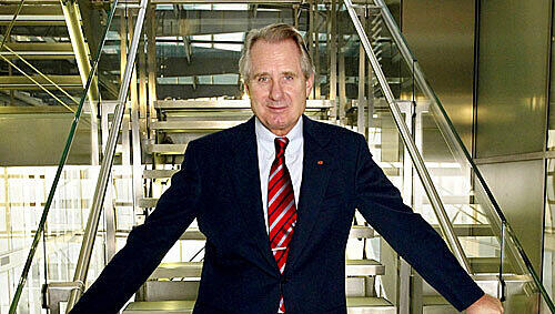 Genug war ihm nicht genug: Post-Chef und Multi-Millionär Klaus Zumwinkel (hier in seinem Post-Tower in Bonn) soll Steuern hinterzogen haben. Genug war ihm nicht genug: Post-Chef und Multi-Millionär Klaus Zumwinkel (hier in seinem Post-Tower in Bonn) soll Steuern hinterzogen haben.