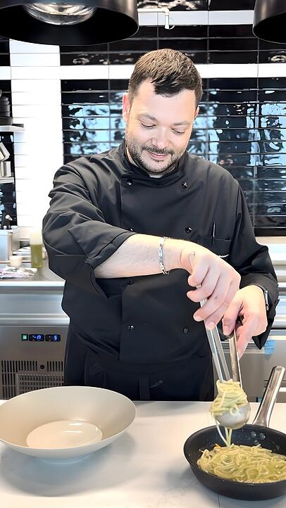 Marco De Cecco kommt aus Italien und ist ein Meister der dortigen Küche. Marco De Cecco kommt aus Italien und ist ein Meister der dortigen Küche.