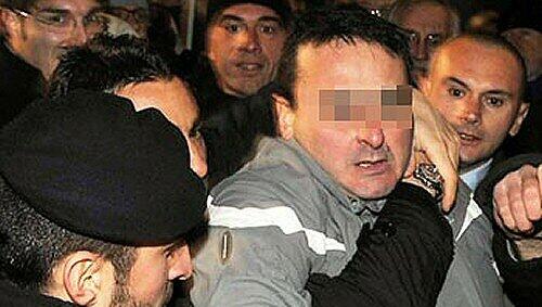 Massimo Tartaglia nach seinem Angriff auf Berlusconi Massimo Tartaglia nach seinem Angriff auf Berlusconi